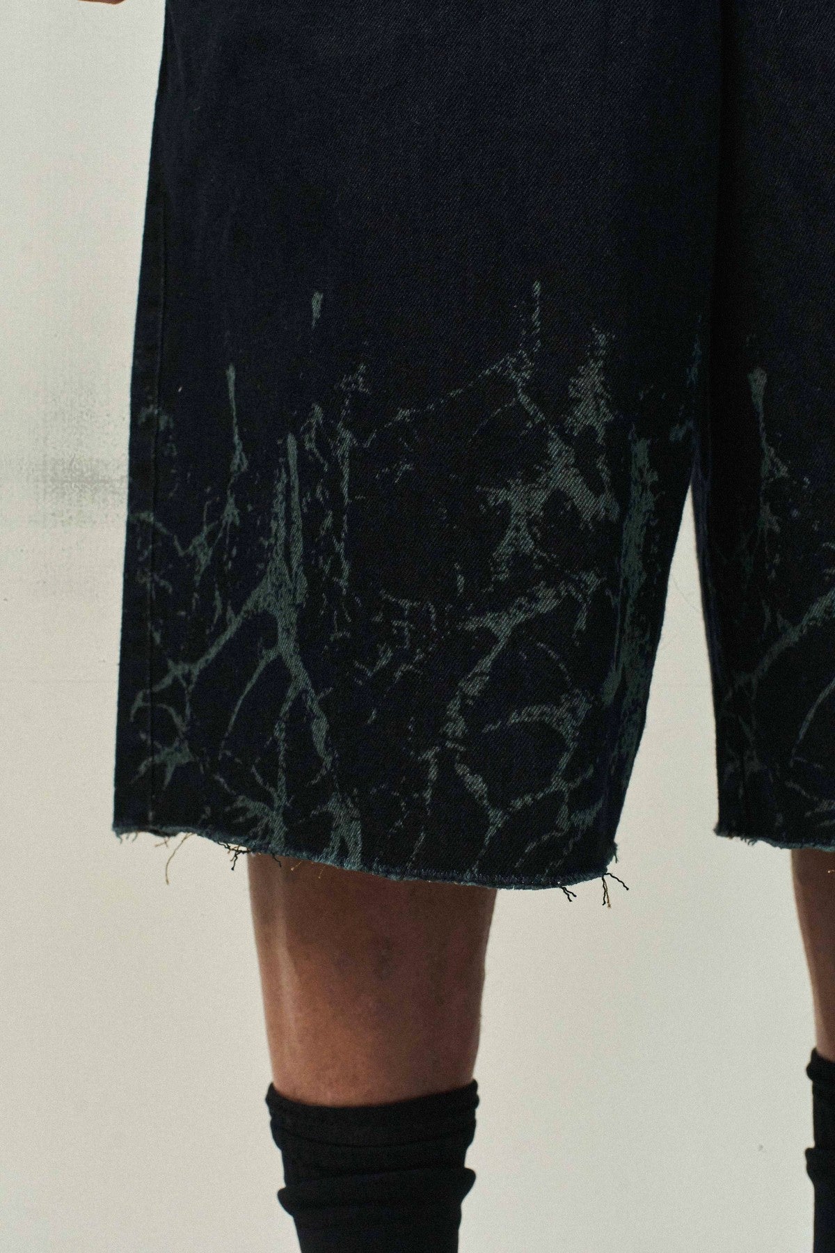 BERMUDA JEANS BARRA RAIZES PRETA