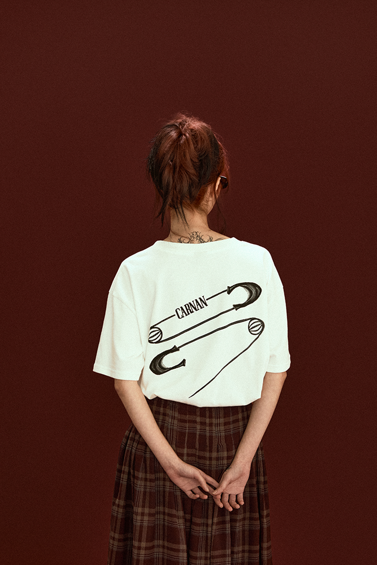 CAMISETA CARNAN SAFETY PIN CLASSIC - OFF WHITE