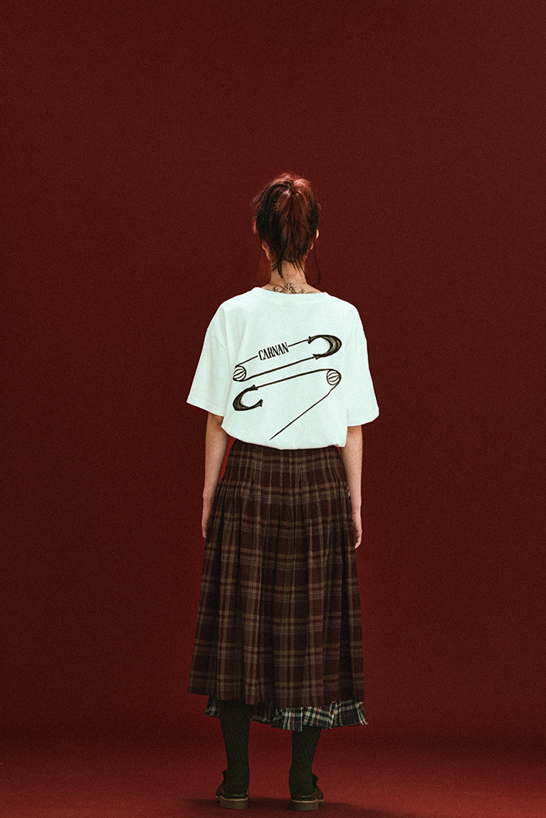 CAMISETA CARNAN SAFETY PIN CLASSIC - OFF WHITE
