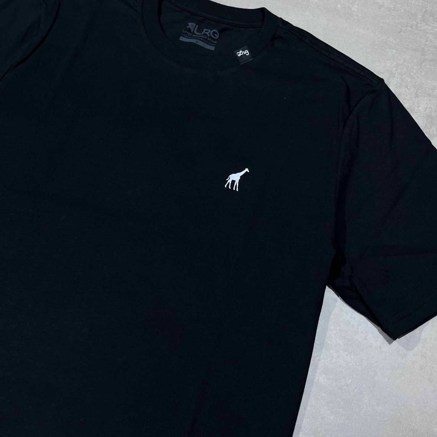 CAMISETA LRG GIRAFFE PRETO