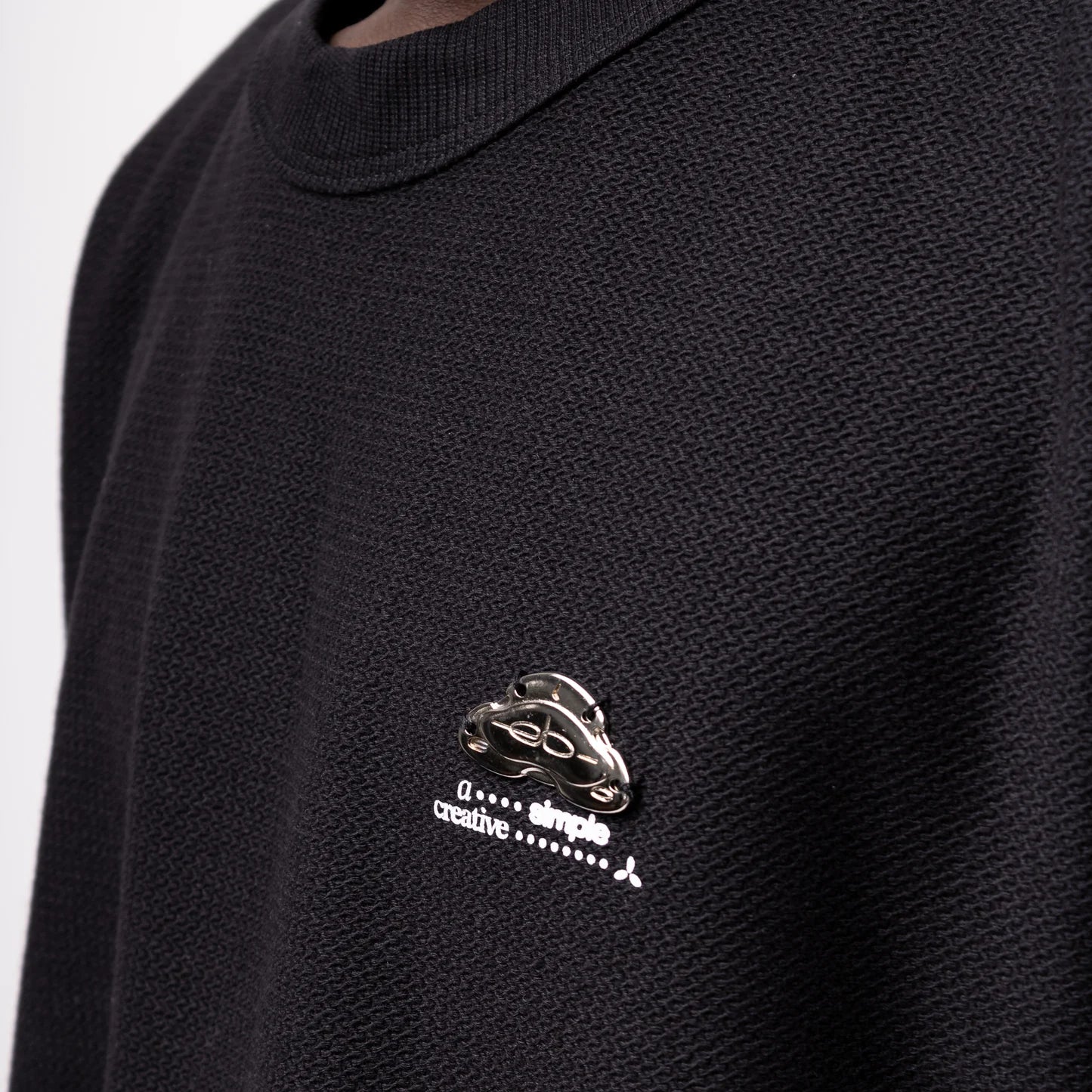 CAMISETA ELO EM COMUM TEXTURIZADA REGULAR PATCH PRETO