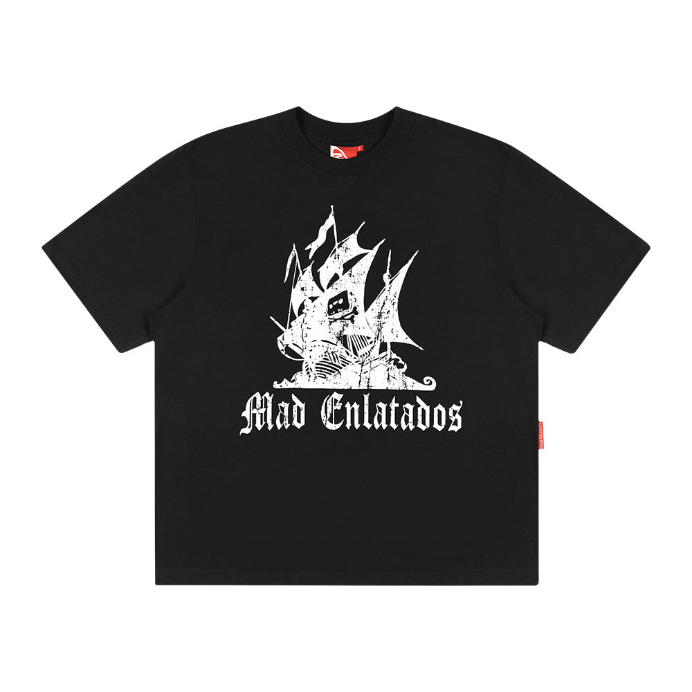 CAMISETA MAD ENLATADOS BARCO DA PIRATARIA PRETA