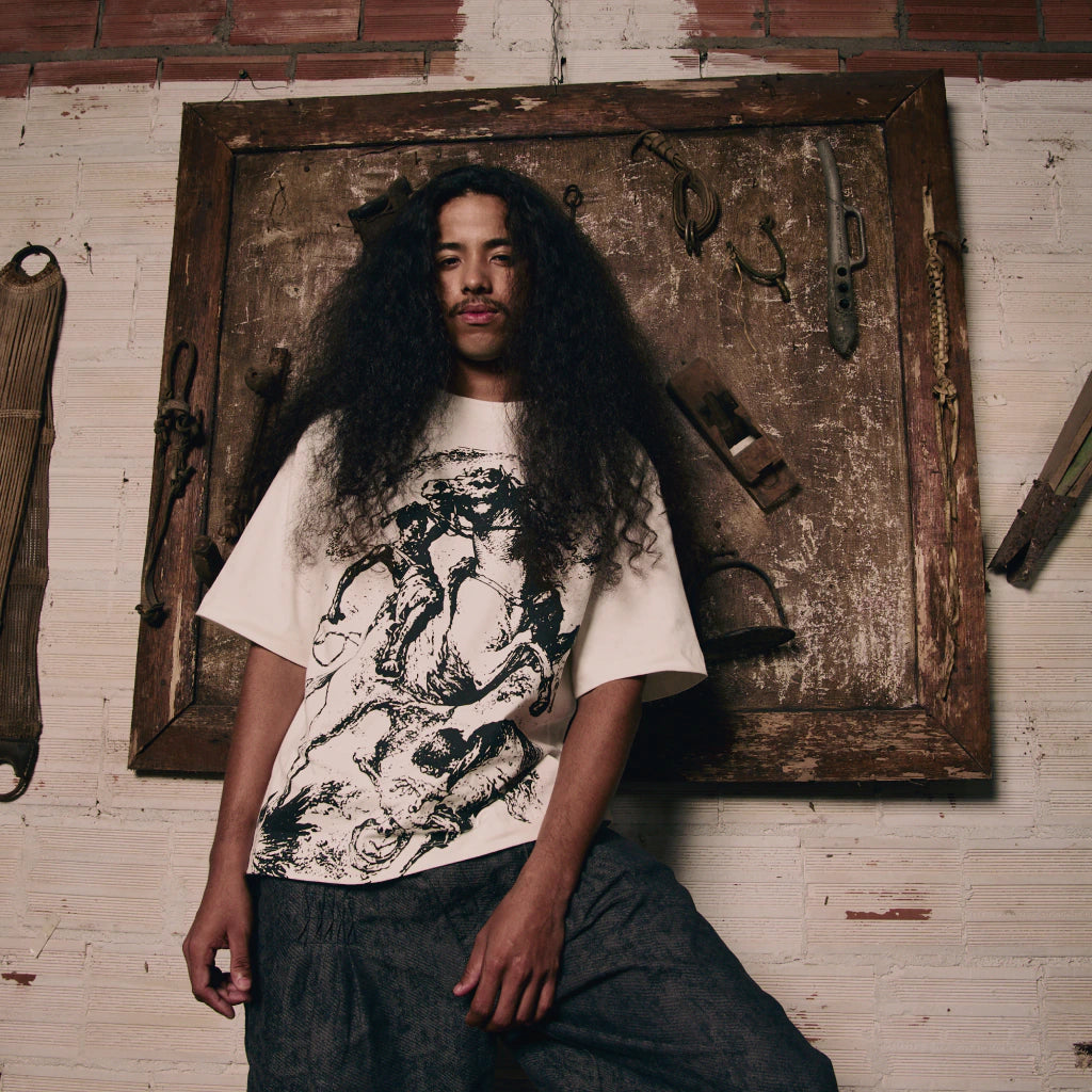 CAMISETA DOWN BOXY O NEGRINHO DO PASTOREIO OFF WHITE