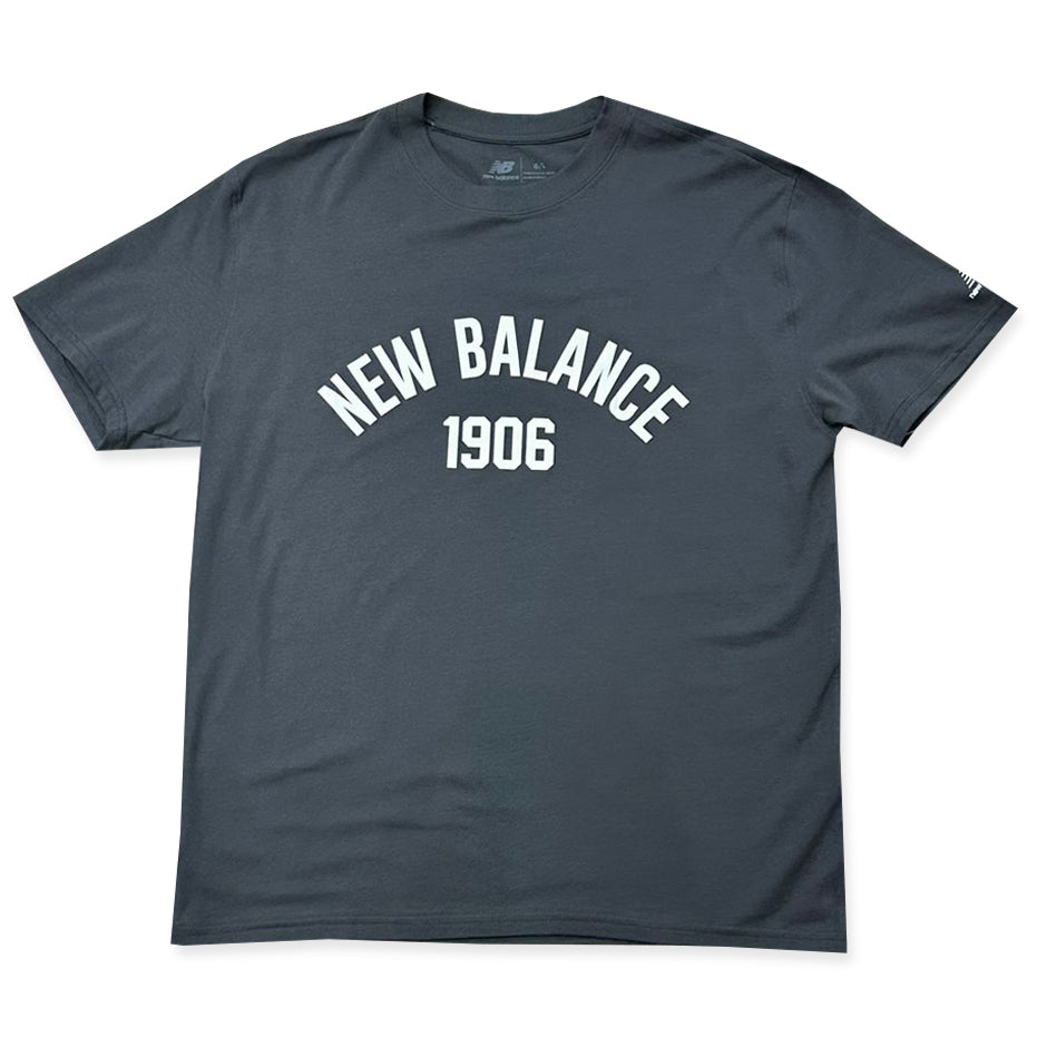 CAMISETA NEW BALANCE ESSENTIALS 1906 GRF