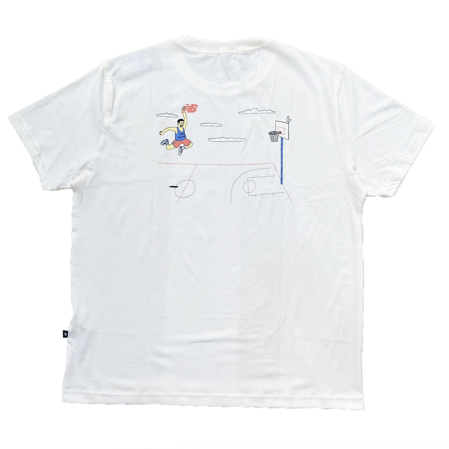 CAMISETA NEW BALANCE ATHLETICS HOOPS CARTOON OFF WHITE
