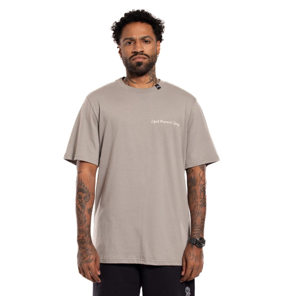 Camiseta LRG Lifted Tee Cinza vestida - frente
