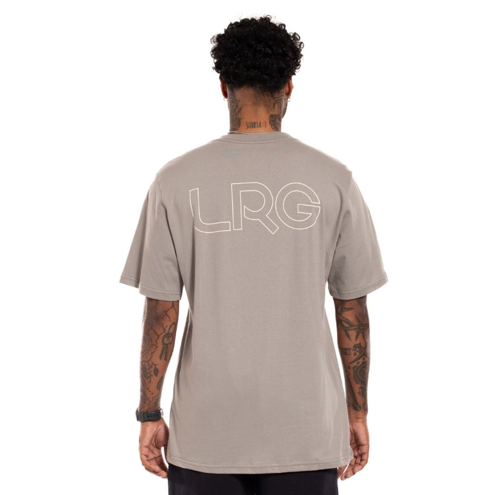 Camiseta LRG Lifted Tee Cinza vestida - costas