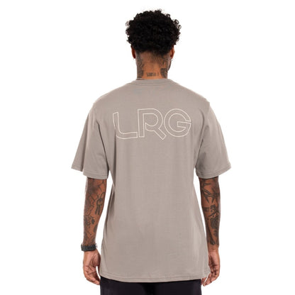 Camiseta LRG Lifted Tee Cinza vestida - costas