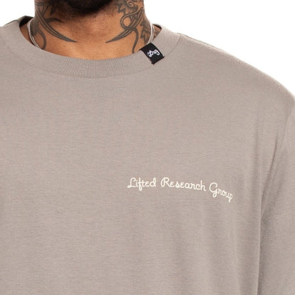 Camiseta LRG Lifted Tee Cinza - detalhe da assinatura no peito
