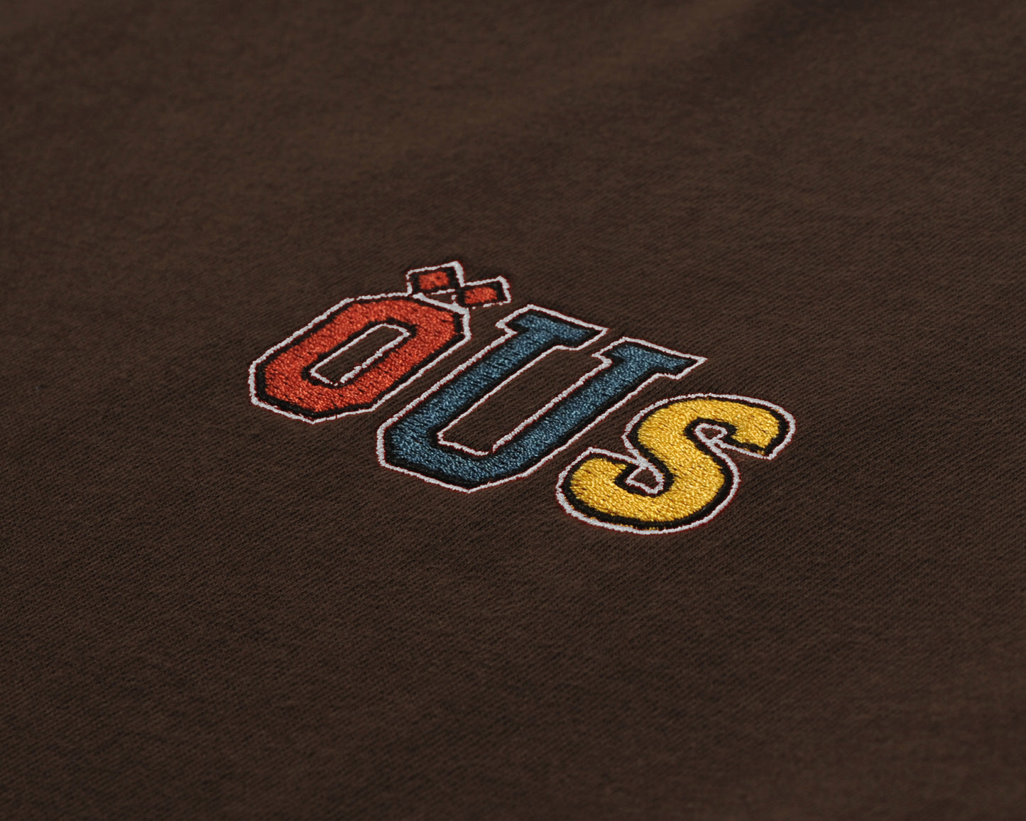 CAMISETA ÖUS HEAVY MULTI LETRAS MARROM